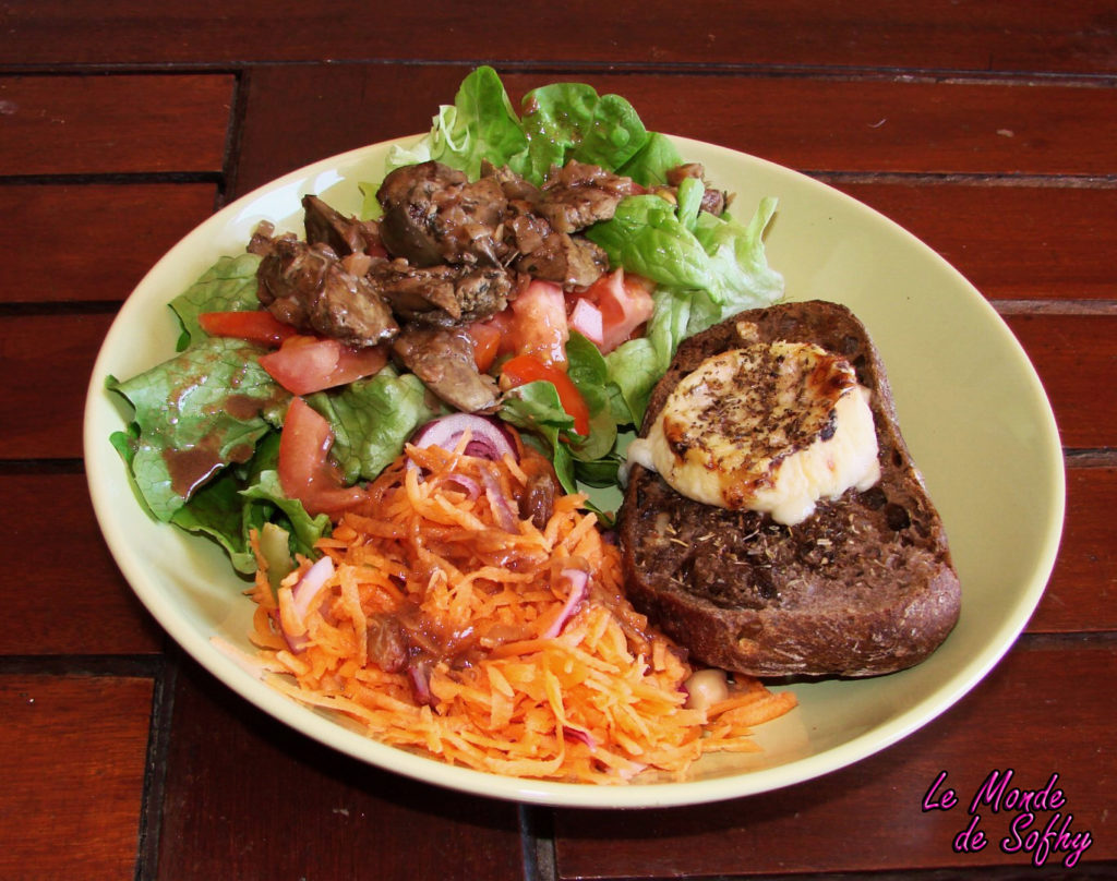 Salade de foies de volailles et chèvre chaud au miel