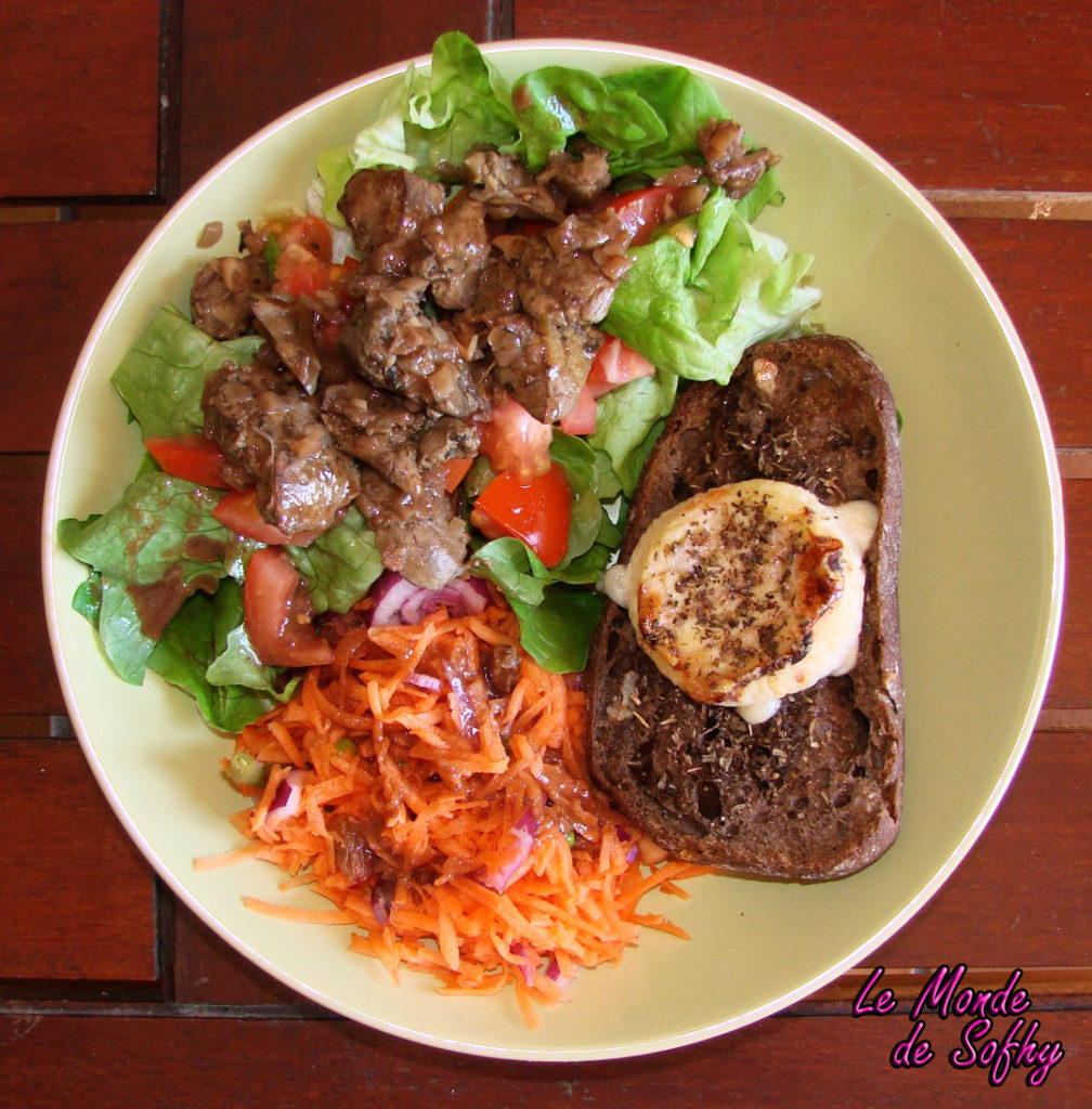 Salade de foies de volaille et chèvre chaud