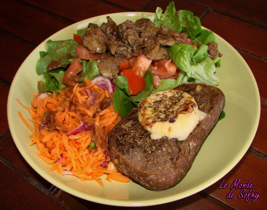 Salade de foies de volaille et chèvre chaud
