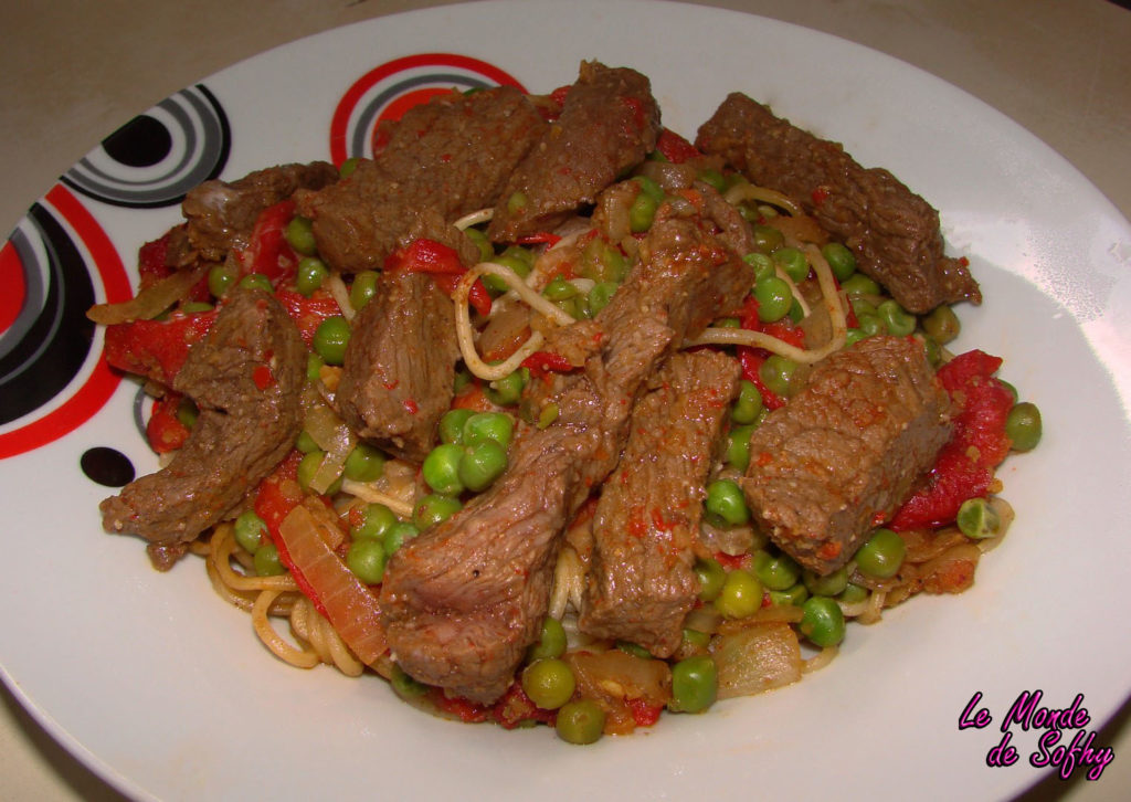 En faisant les courses, je suis passée devant le rayon chinois. En regardant les plats, j’ai eu une soudaine envie de nouilles. Hmmm... Les nouilles chinoises... En plus, en ce moment Mr Patate a besoin de nouveauté, de changement, de saveurs asiatiques, et de viande. J’ai donc pensé à lui directement, et BAM ! Une idée de recette toute simple mais toute bonne m’est venue. Verdict de Mr : ça déchire.