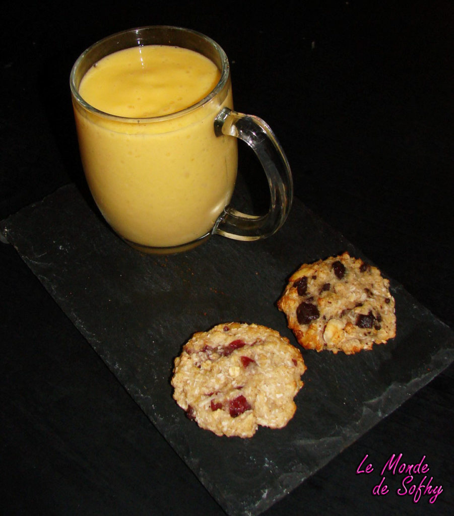 Smoothie à la mangue et aux litchis et cookies aux flocons d'avoine